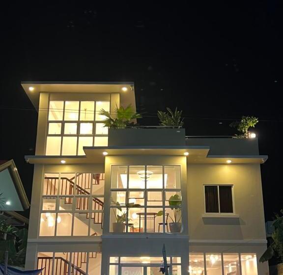 اتاق استاندارد سه تخته با چشم‌انداز باغ, Rich Vania Suites