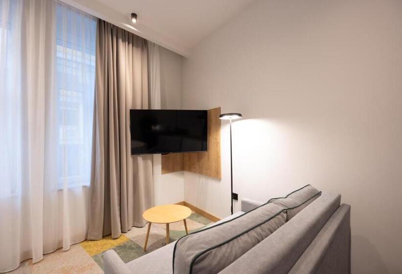 سوییت جونیور, Hop Inn Rooms & Suites
