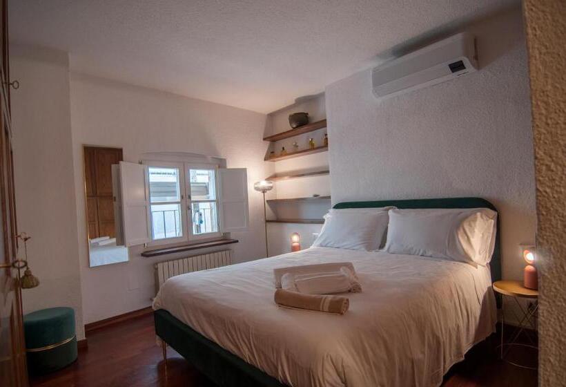 1 Bedroom Penthouse Apartment, Umbrian Concierge   Duomo Accommodations