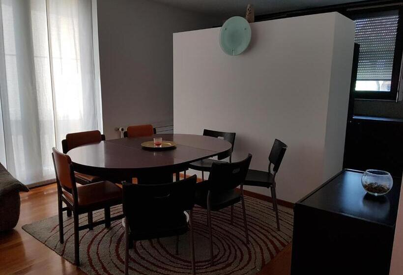Четырехместный номер эконом класса с общей ванной комнатой, Yellow House Guest House