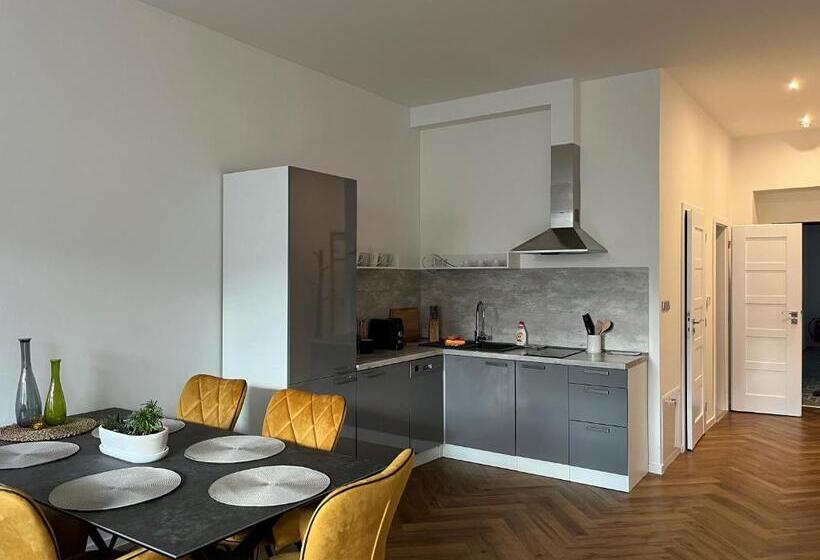 Апартаменты 1 Спальня с Балконом, Apartmány Malé Náměstí, Broumov