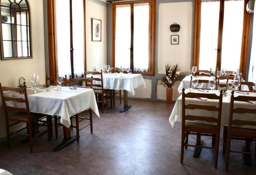 Номер Стандарт с Балконом, La Petite Auberge
