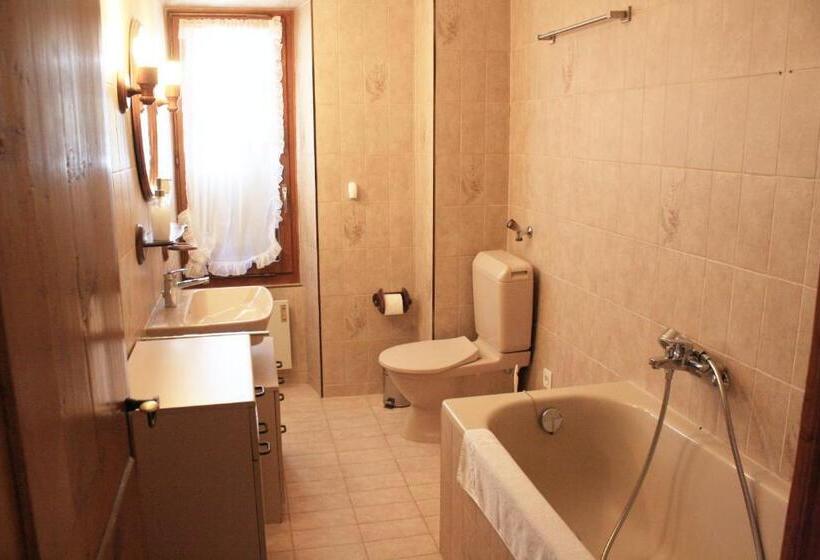 Номер Стандарт с Балконом, La Petite Auberge