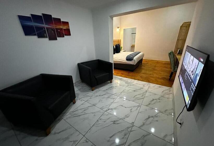 Студия Deluxe, Zuri Place
