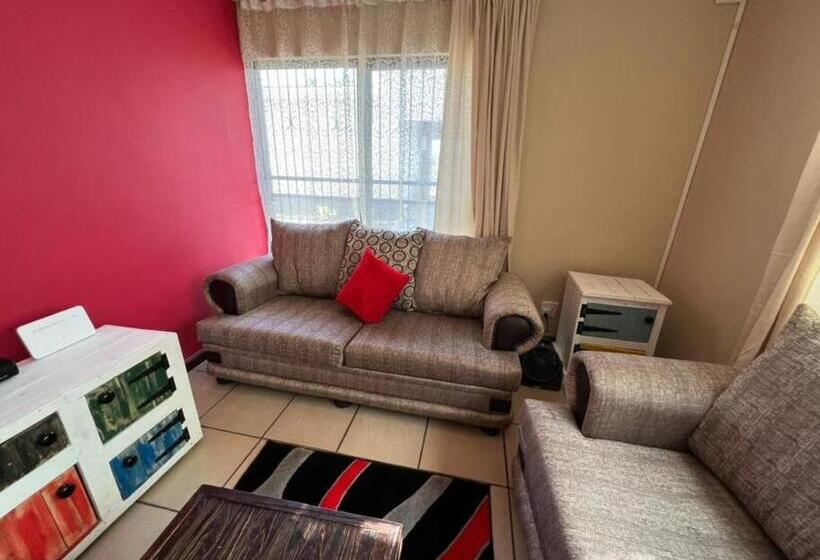 带3个卧室的公寓, Zuri Place