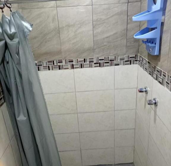 غرفة قياسية ثلاثية, Hostal Atlantis