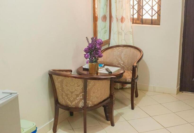 标准间, Adwoa Asantewaa Memorial