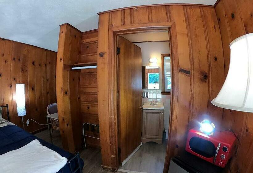 Deluxe Rum, Heart Of The Berkshires Motel