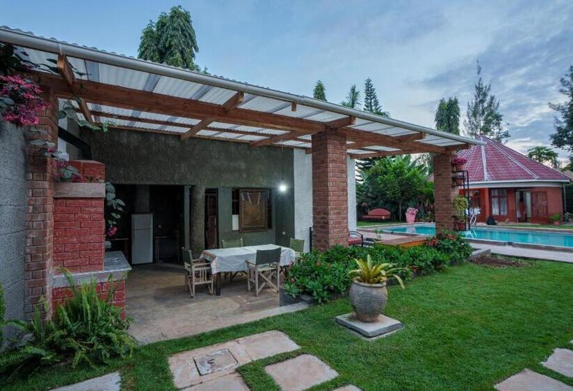 침실 3개 빌라, Sprunger Avenue   Tulia Homes