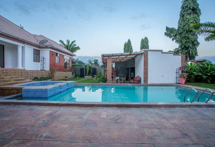 침실 3개 빌라, Sprunger Avenue   Tulia Homes