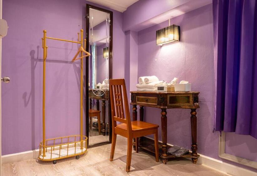 חדר דלוקס, The White Rabbit Hostel