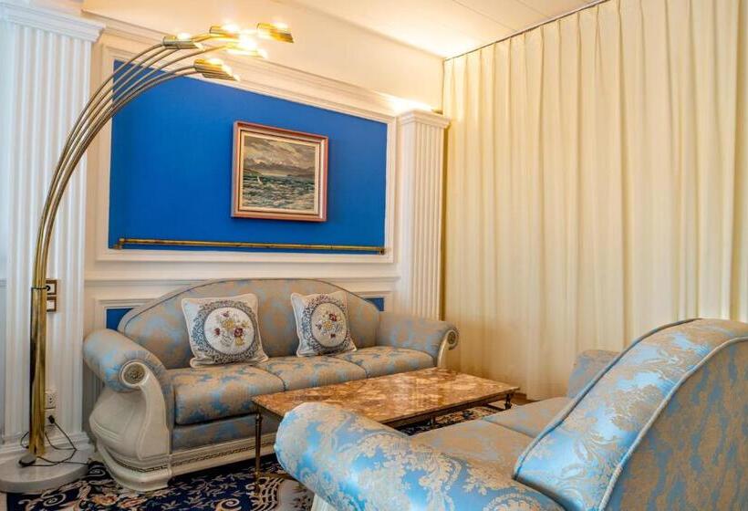 סוויטה, The White Rabbit Hostel