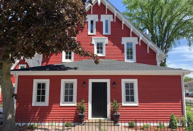 スタンダードスタジオ, The Red House Fredericton