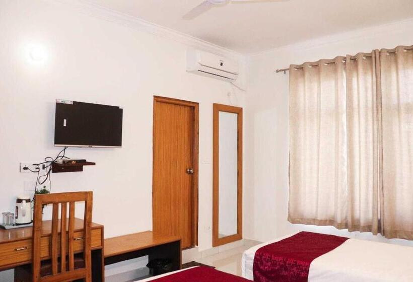 Трехместный Номер Классика, Collection O 81374 Priyanka Resort