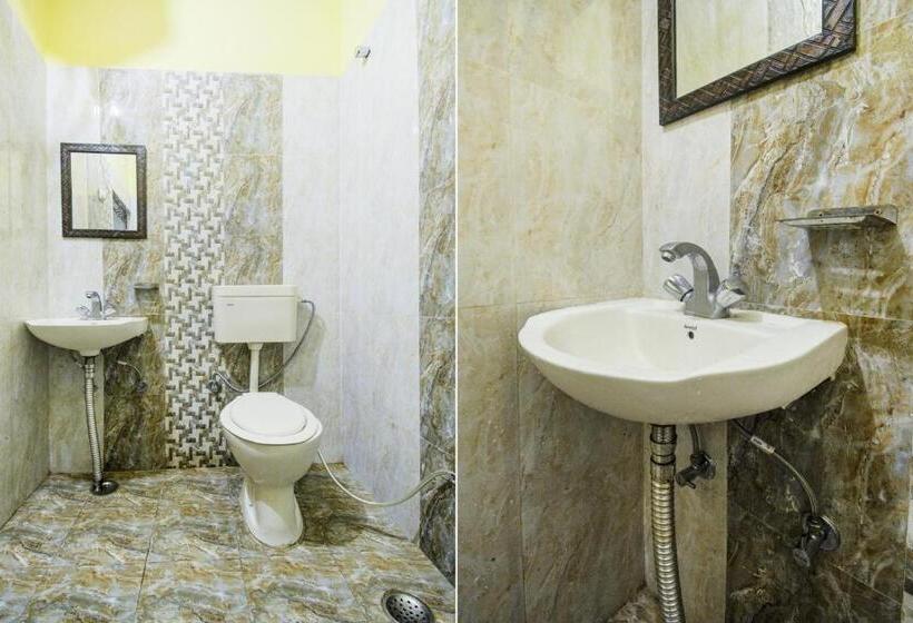 اتاق کلاسیک سه تخته, Oyo Flagship Hotel J.n.d