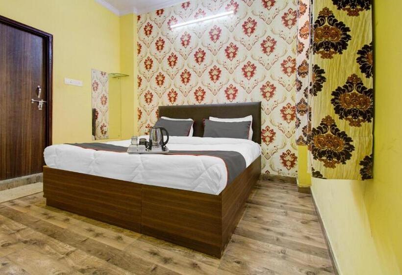 اتاق کلاسیک سه تخته, Oyo Flagship Hotel J.n.d