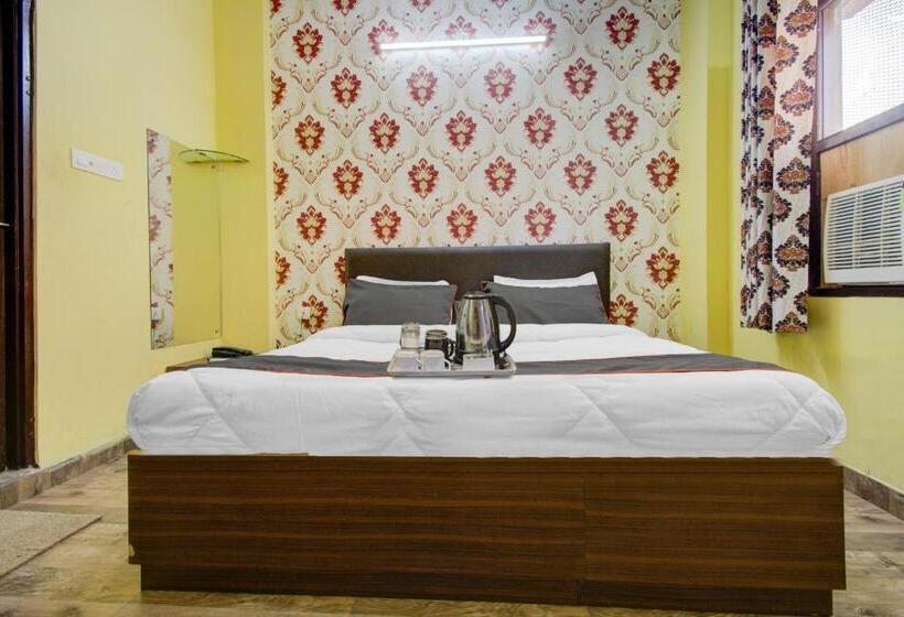 اتاق کلاسیک سه تخته, Oyo Flagship Hotel J.n.d