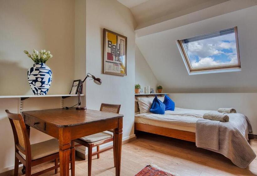 استودیوی استاندارد, Comenstay Brussels