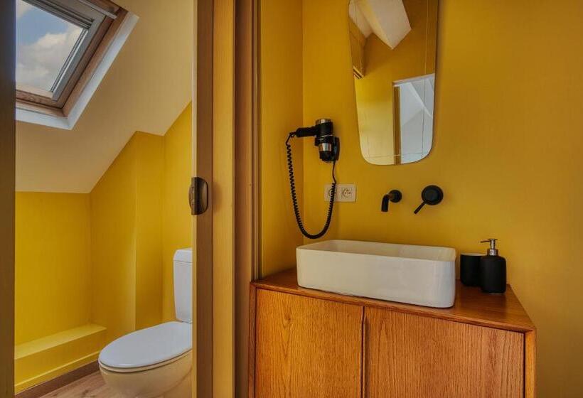 استودیوی استاندارد, Comenstay Brussels