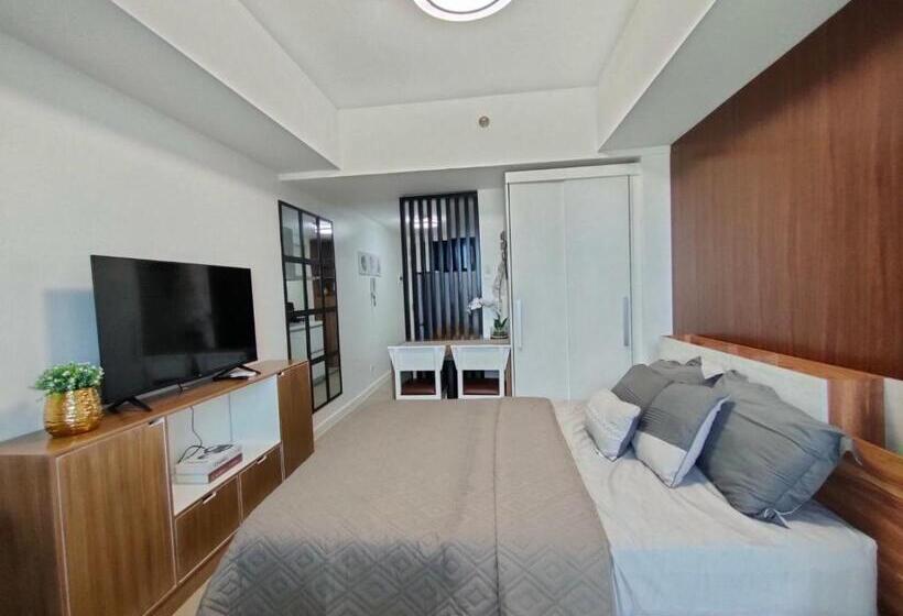 스탠다드 스튜디오 (전망), The Aces Crib At Azure North Pampanga