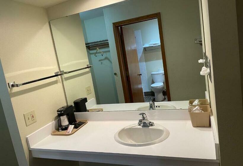 스탠다드 룸 킹사이즈 침대, Campus Inn Baraboo