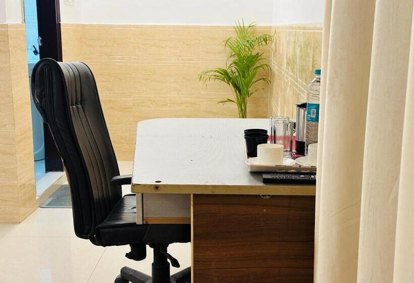 Номер Deluxe, Relax In   Noida Sector 18