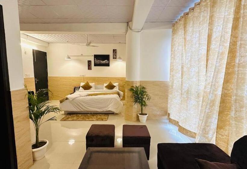 Люкс с Балконом, Relax In   Noida Sector 18