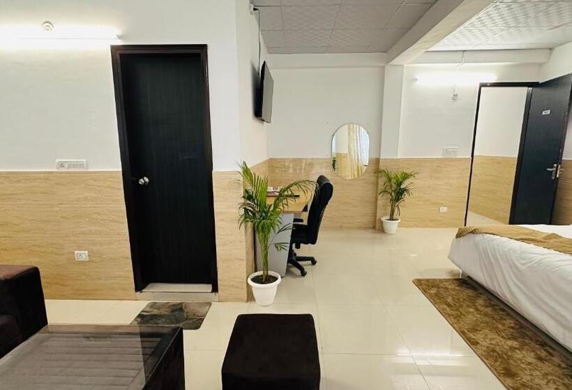 Люкс с Балконом, Relax In   Noida Sector 18