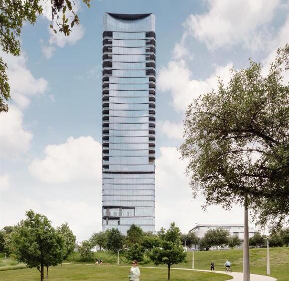 看到停车场的带双人床的标准房间, Thompson Houston, By Hyatt