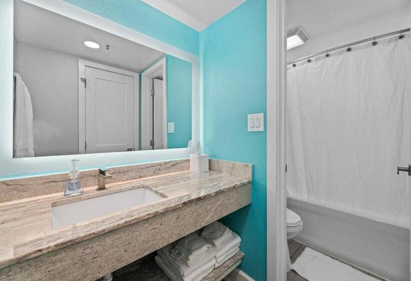 Семейный Номер Вид на Море, Ocean Front Luxury Grand Cayman Restort, 10 Pools, Hot Tubs, Lazy River, Water Park, 2 Onsite Restau