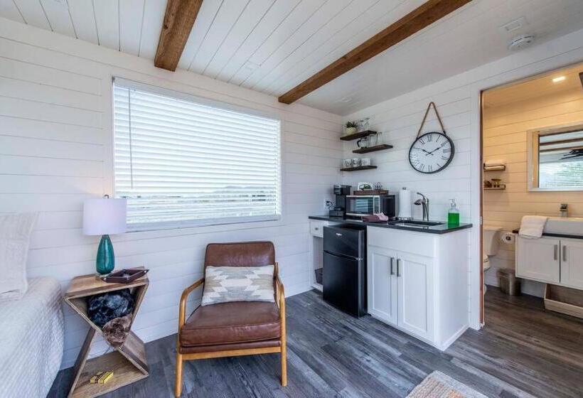 דירת חדר, New The Wild West Cozy Container Home