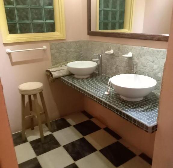 اتاق خانوادگی, Vihara   Hostel