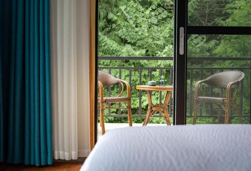 Номер Стандарт с Балконом, Zhangjiajie Qiquan Vacation B&b