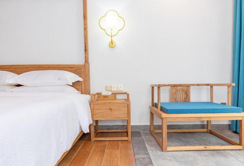 Номер Стандарт с Балконом, Zhangjiajie Qiquan Vacation B&b