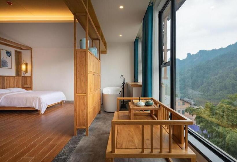 Номер Стандарт с Балконом, Zhangjiajie Qiquan Vacation B&b