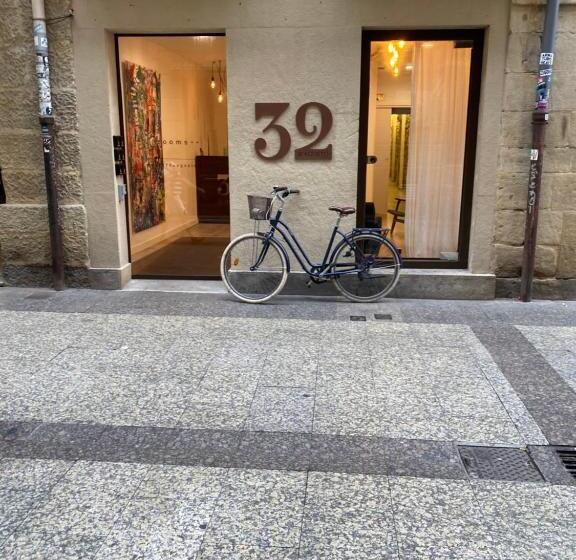 デラックスルーム, 32 De Agostos