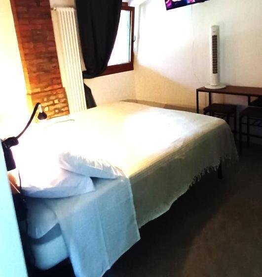 适合残疾人士使用的带超级大床的标准间, Il Conte Di Montechiaro Rural B&b
