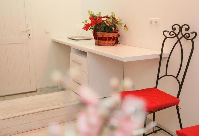 اتاق اکونومی, Art Studio