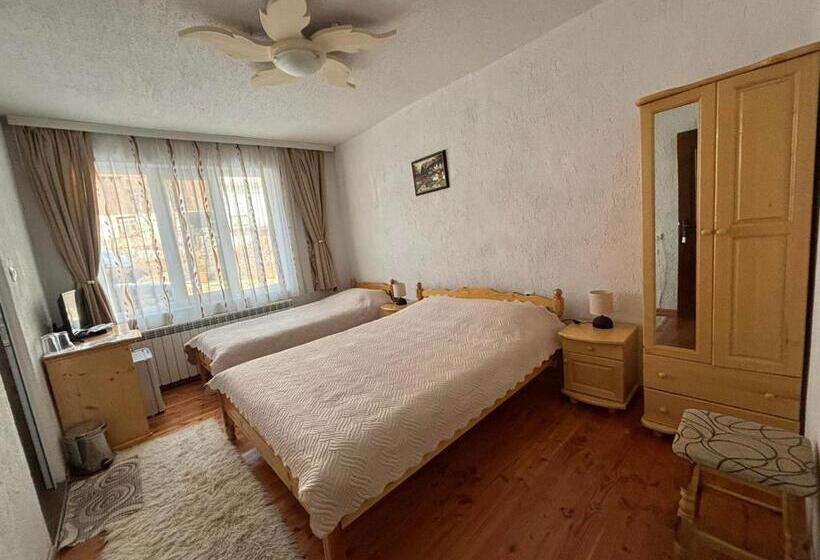 Номер Стандарт Трехместный, Guest House Meraklii