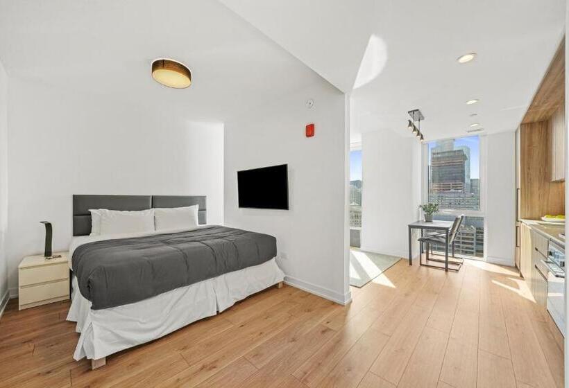 Suite, Level Chicago River North