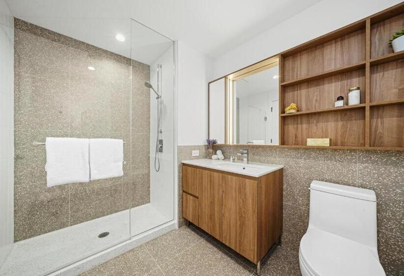 Suite, Level Chicago River North