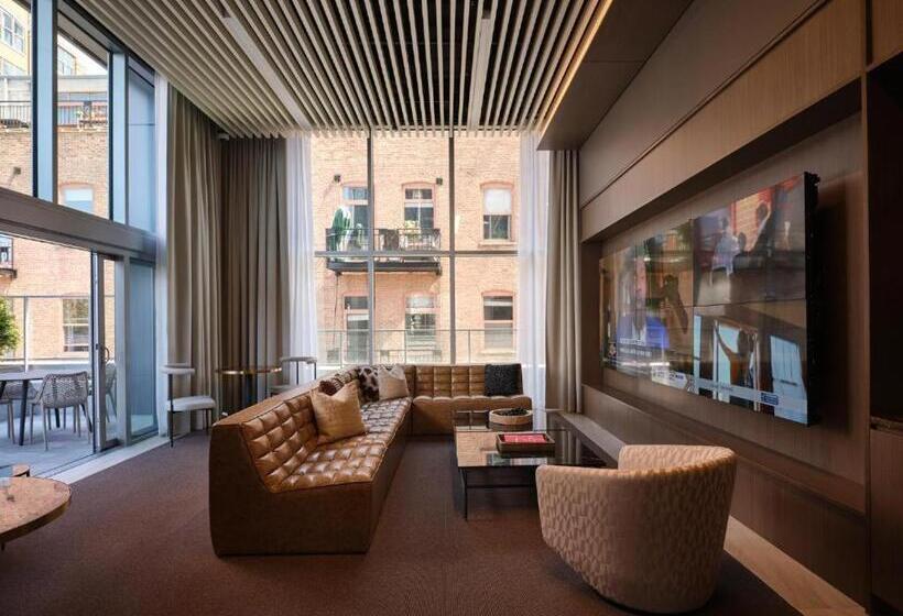 Suite, Level Chicago River North