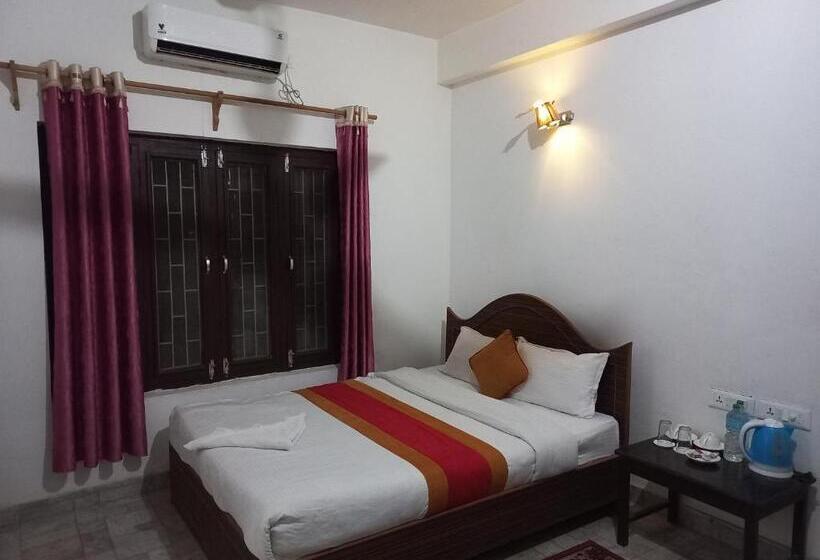 اتاق استاندارد با بالکن, Sauraha Bnb