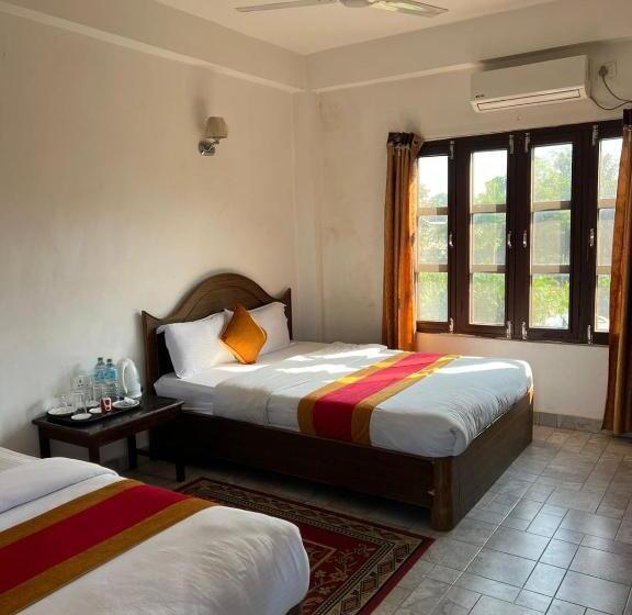 اتاق لوکس با بالکن, Sauraha Bnb