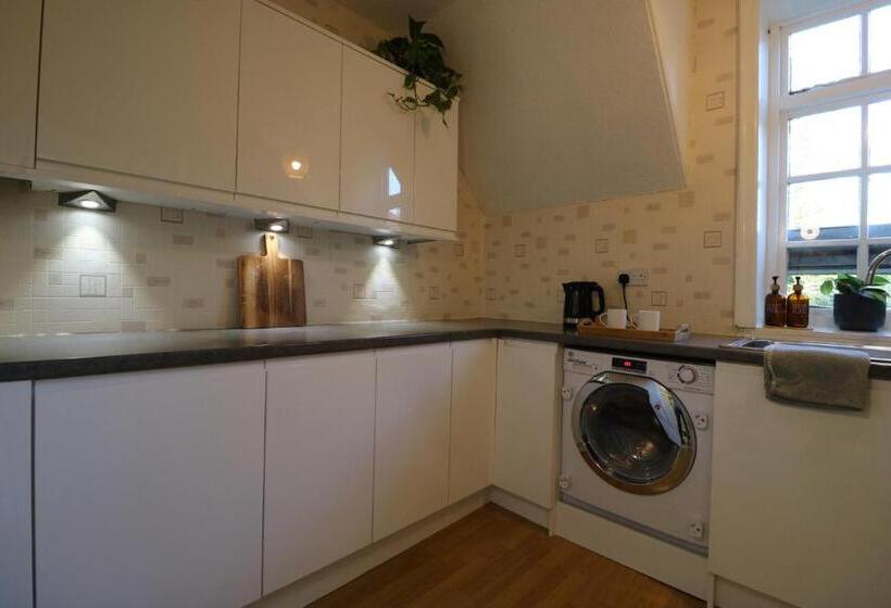 اتاق خانوادگی با چشم‌انداز باغ, Mossley Hill Retreat