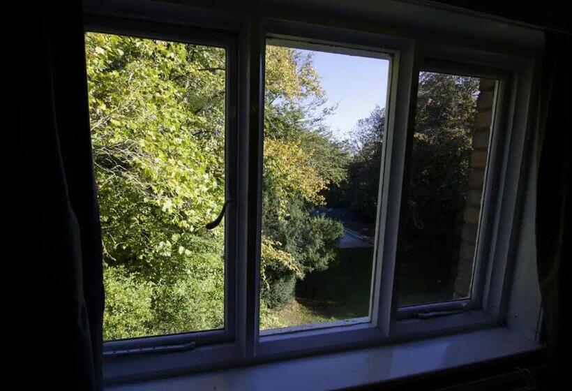 اتاق خانوادگی با چشم‌انداز باغ, Mossley Hill Retreat