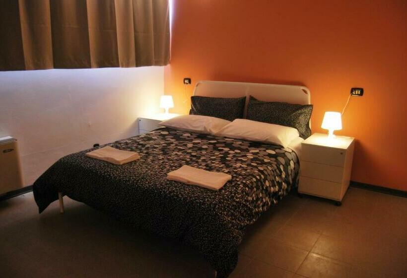 اتاق استاندارد با سرویس بهداشتی مشترک, Mio Hostel