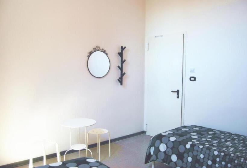 اتاق استاندارد سه تخته با سرویس بهداشتی مشترک, Mio Hostel