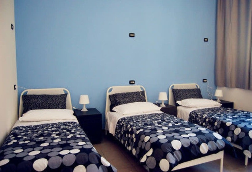 اتاق استاندارد سه تخته با سرویس بهداشتی مشترک, Mio Hostel