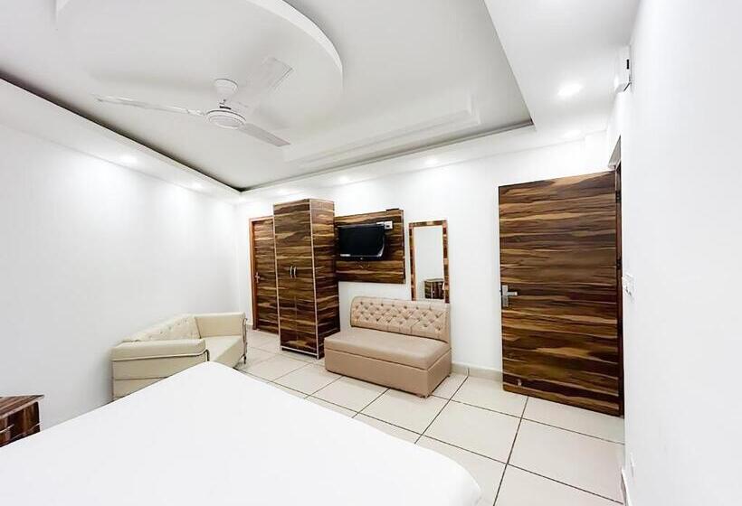 Номер Deluxe, Roomshala 154 Hotel Atharv